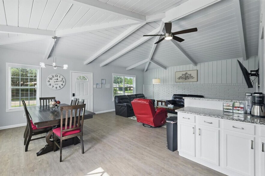 Building Photo - 743 Greenhaven Dr