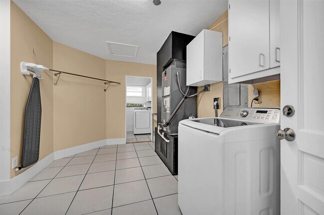 Building Photo - 2427 Sea Island Dr