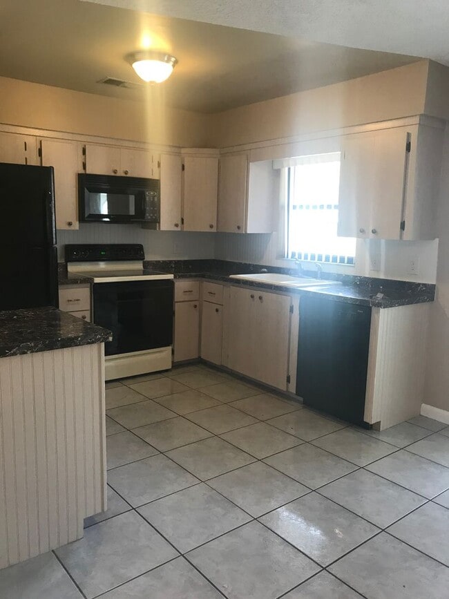 Building Photo - Charming 3 bedroom/1.5 bath Fenced Home in St.Cloud