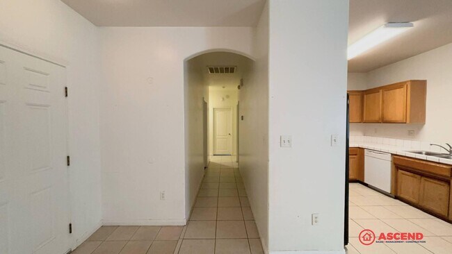 Building Photo - Cute Home In East Bakersfield!