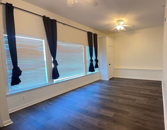 Building Photo - Spacious 4-Bedroom Cul-de-Sac Home with Fenced Yard!
