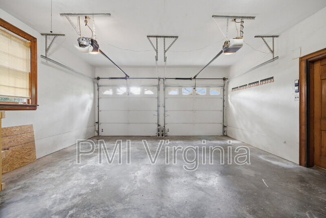 Building Photo - 400 Kemp Ln