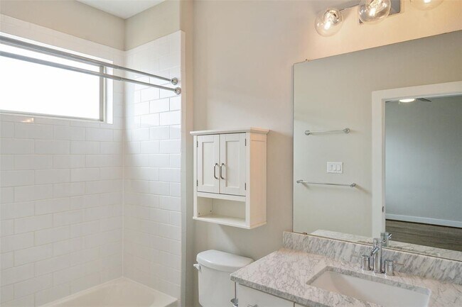 Building Photo - 5815 E Post Oak Ln