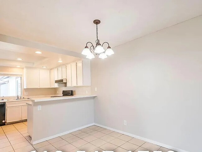 Building Photo - Spacious 3-Bed, 2-Bath upstairs Unit In a ...