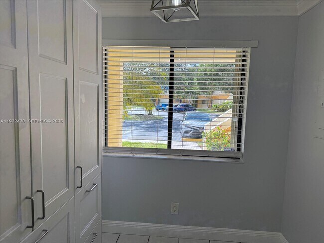 Building Photo - 185 Lakeview Dr