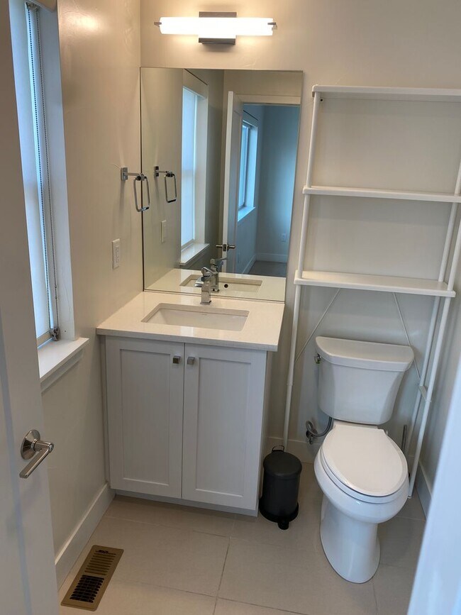 Building Photo - Gorgeous, Modern 3 Bedroom 4 Bathroom Townhouse Near Sloan's Lake