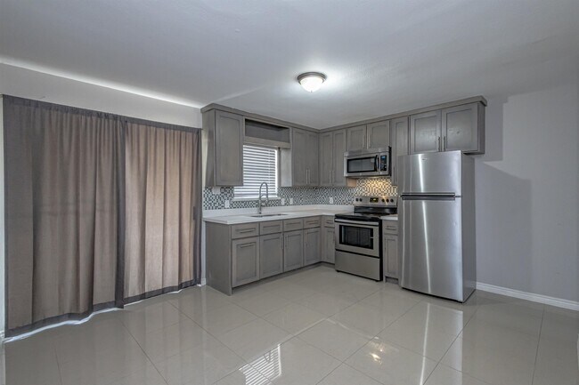Building Photo - 1001 Castle Heights Dr