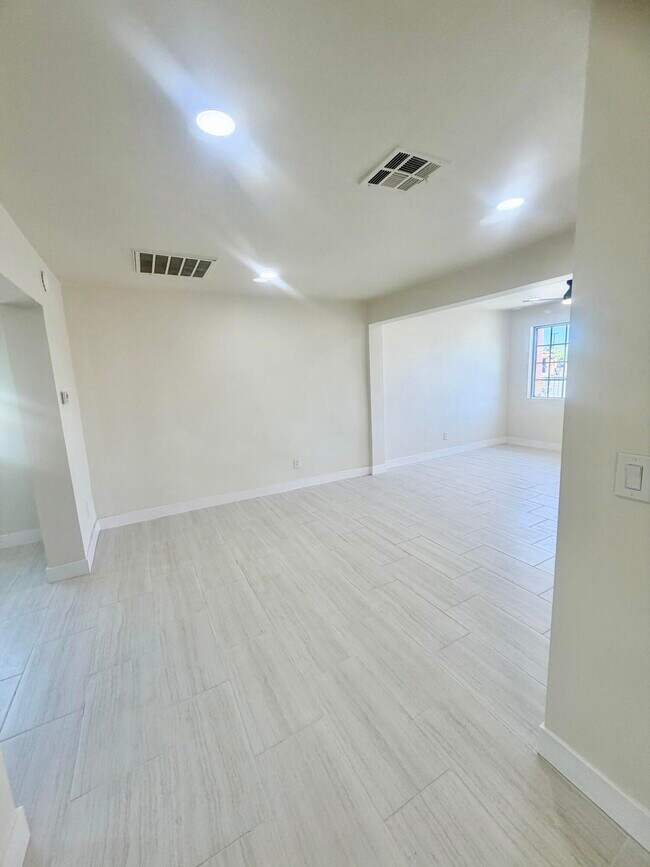 Building Photo - 52119 Calle Avila