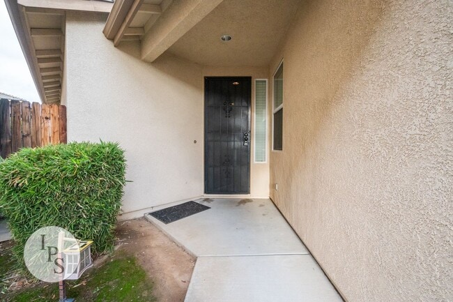 Building Photo - North East Fresno ‘Like New’ Home, 3BR/2BA, Built 2008 - Lots of Amenities!