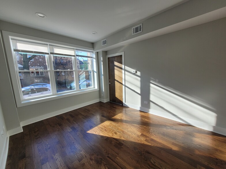 Building Photo - 2134 W Shakespeare Ave