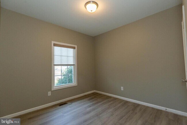 Building Photo - 438 Ives St