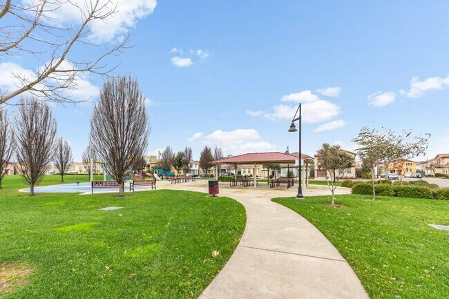 Building Photo - Spacious 3-Story Home in Rancho Cordova