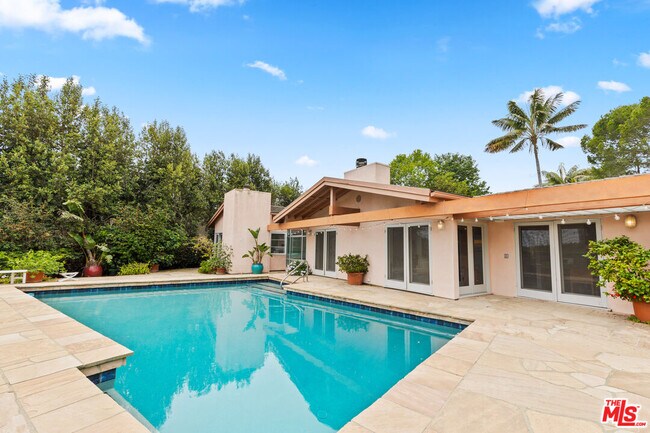 Building Photo - 7122 Dume Dr