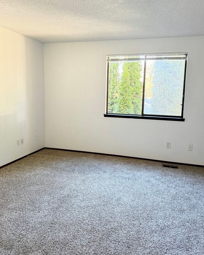 Building Photo - Bright & Beautiful Townhome- Fully Remodeled Kitchen and Bathrooms - Spacious Yard!