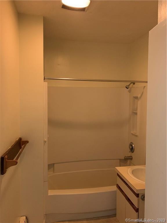 Building Photo - 638 Elm St