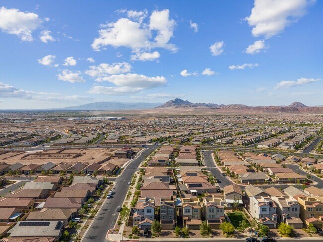 Building Photo - Spacious Three Story 3 Bed 3.5 Bath Smarth...
