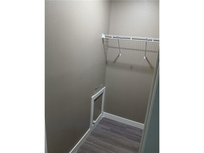 Building Photo - 801 Pearl Ave