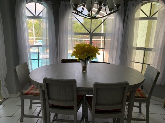Breakfast Nook - 704 SW 11th Pl