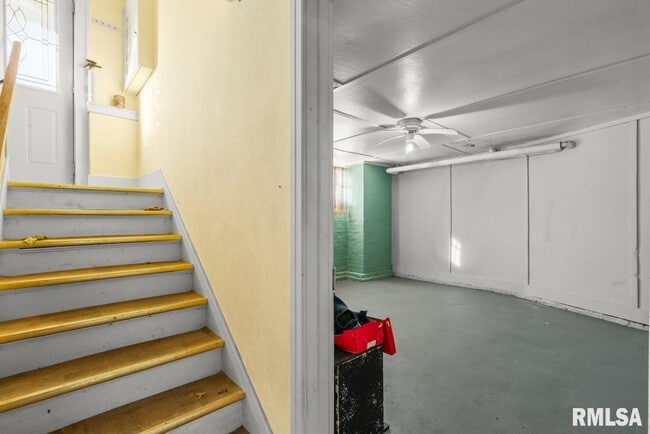 Building Photo - 1816 W Callender Ave