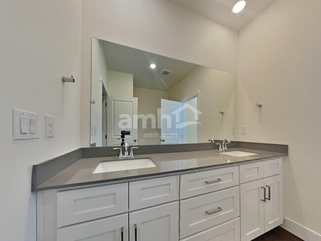 Building Photo - 9500 Aviara St