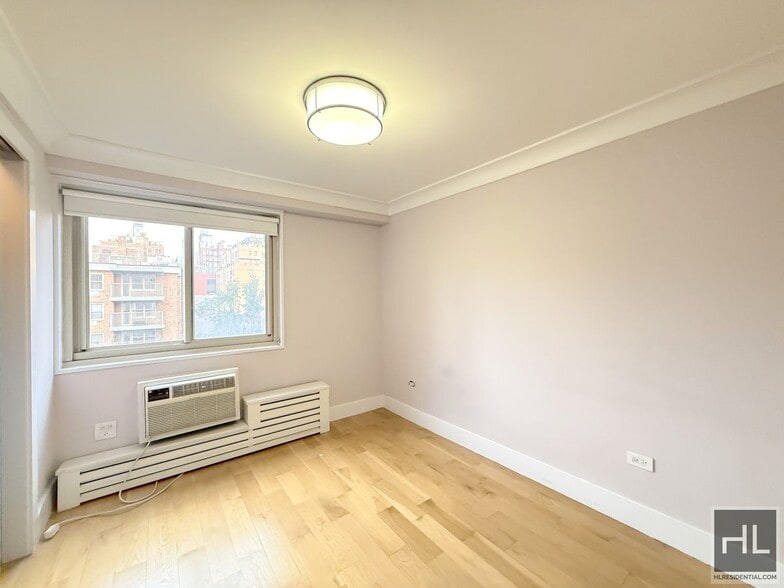 Building Photo - Renovated 3 bed 1 bath with Laundry / Balcony / WEST 93 STREET