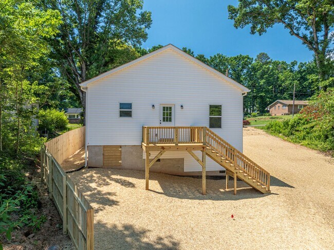 Building Photo - Your New Home Awaits in Hickory!