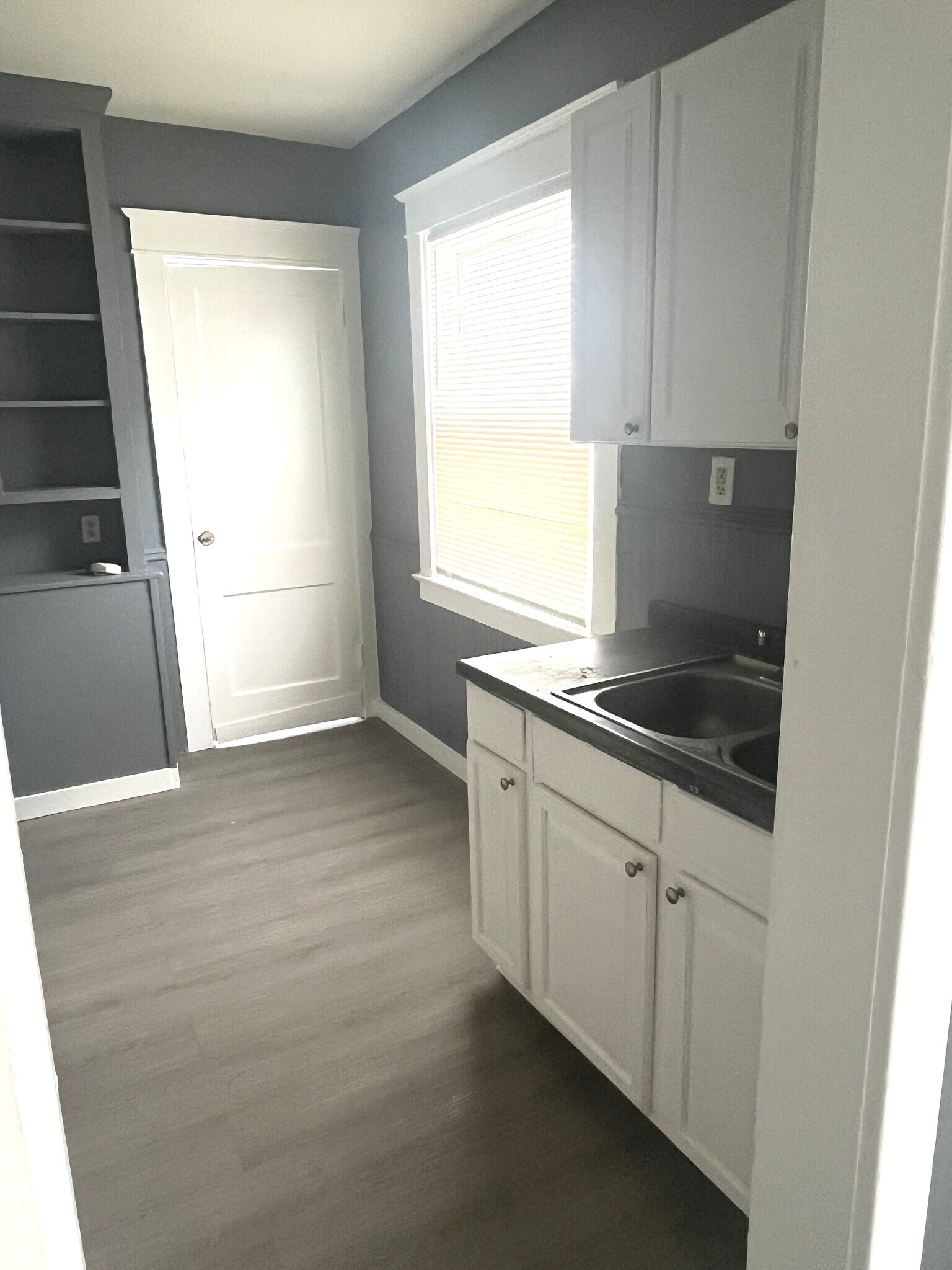 Building Photo - 548 E 7th St