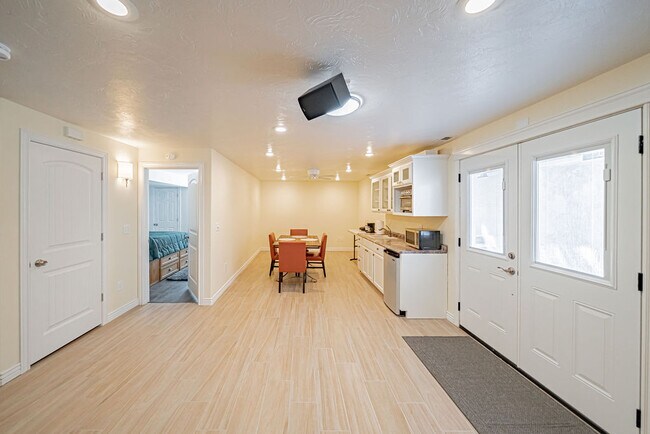 Building Photo - 3660.5 Merlin Dr