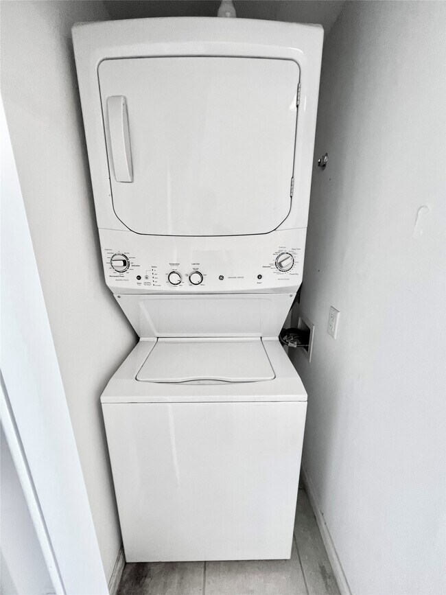 Building Photo - 2016 Main St