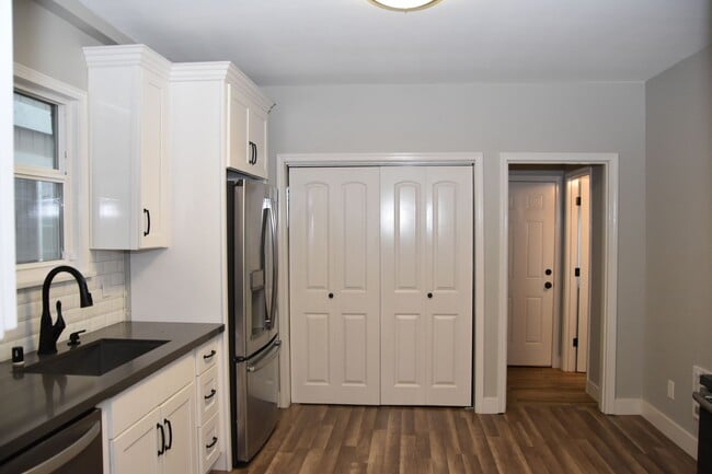 Building Photo - Fully Updated 3 Bedroom 2 Bath Tacoma 2 Story