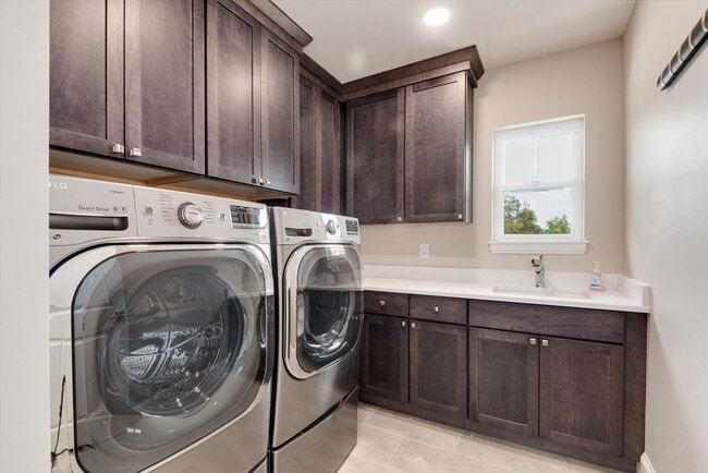Building Photo - Furnished Home - Move in Ready!