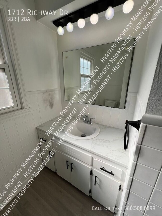 Building Photo - 1712 Richway Dr