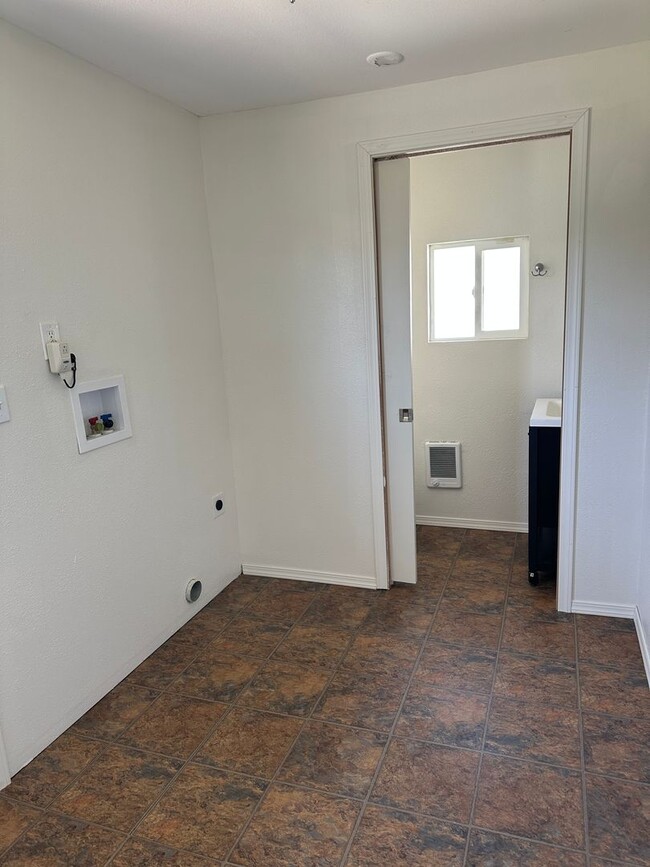 Building Photo - 3 Bedroom 1.5 Bathroom Home WSG Included! ...