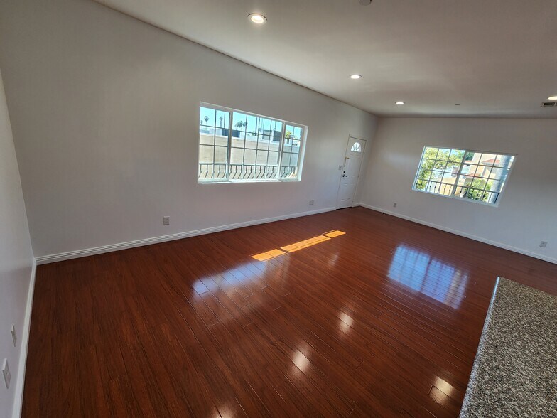 Building Photo - 1516 1/2 N Kingsley Dr