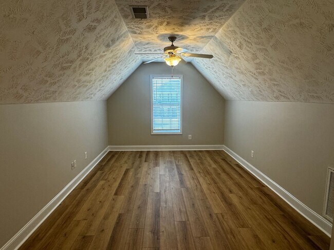 Building Photo - 3 Bedroom 2 Bath with Bonus in Hope Mills