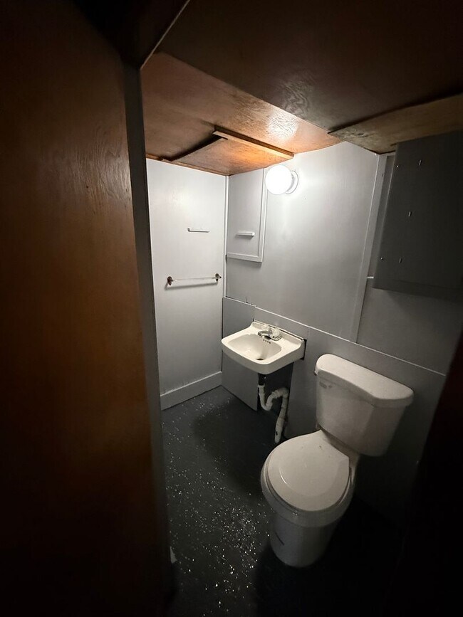 Building Photo - SECTION 8 AND EDEN ACCEPTED! Newly Renovat...