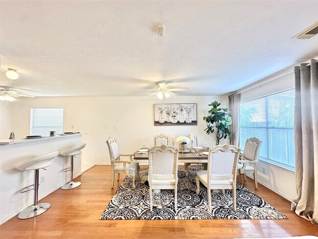 Building Photo - 8223 Golf Green Cir