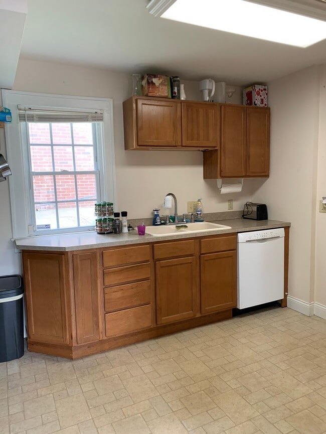 Building Photo - Beautiful, Historical 3 Bedroom House - Available August 2026!