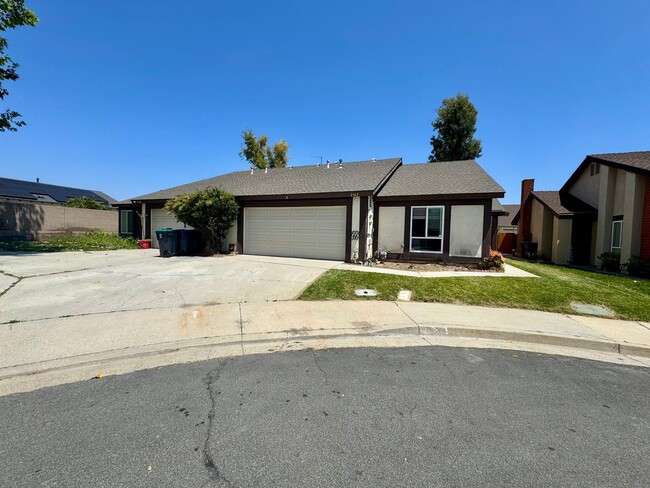 Building Photo - Recently renovated 3 bedroom, 2 bath unit ...