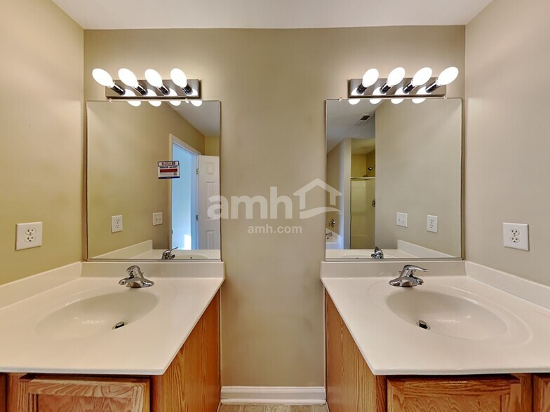 Building Photo - 1528 Pebble Ridge Dr