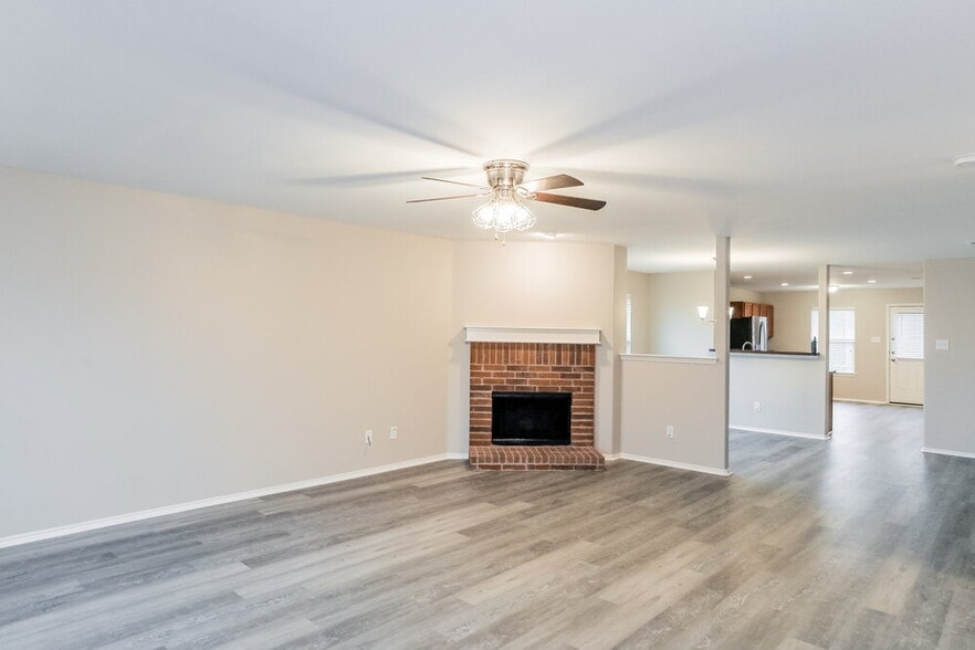 Building Photo - 516 Silver Leaf Dr