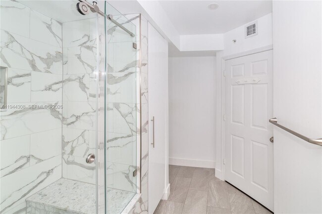 Building Photo - 17150 N Bay Rd