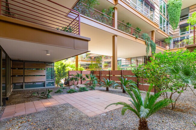 Building Photo - 7131 E Rancho Vista Dr