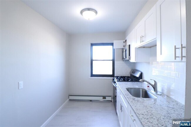 Building Photo - 2335 Hudson Terrace