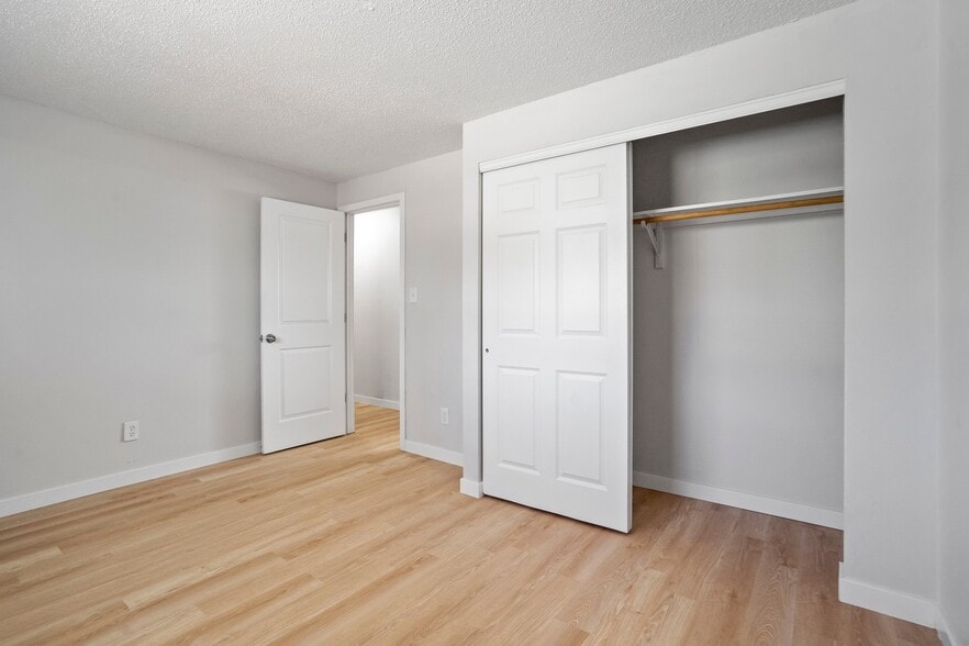 Building Photo - 2050 Del Mar Dr