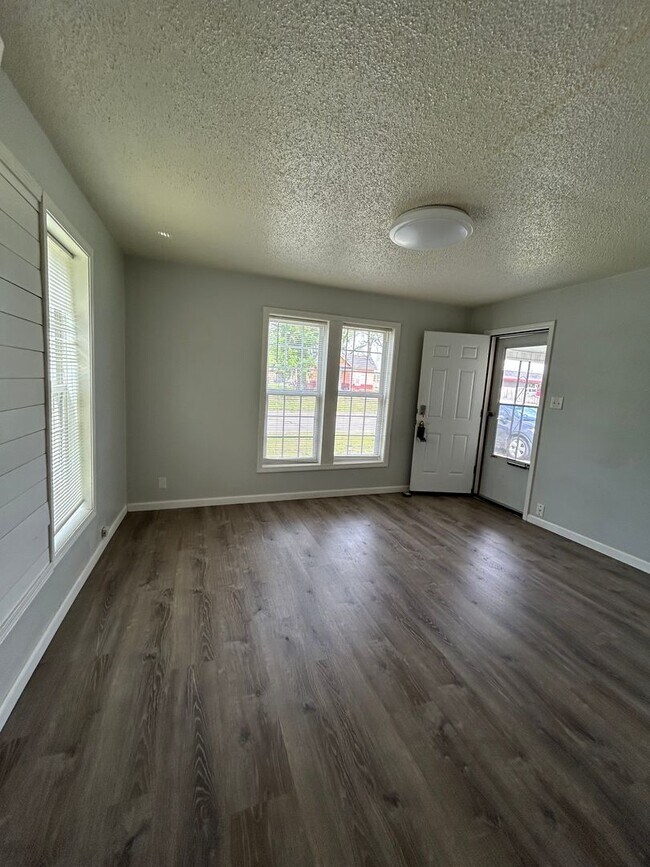 Building Photo - 105 W Jefferson St