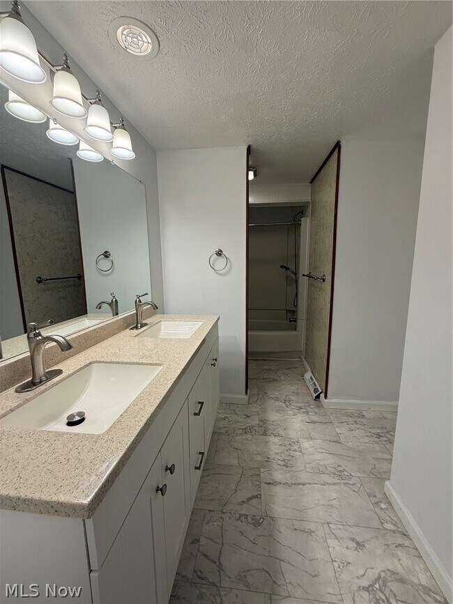 Building Photo - 6580 Forest Glen Ave