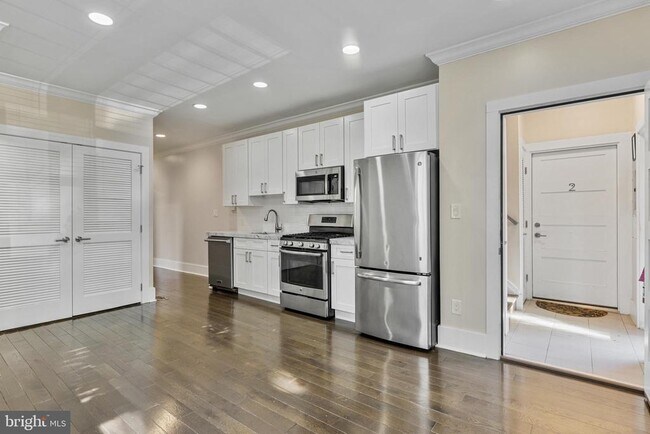 Building Photo - 1100 Holbrook Terrace NE
