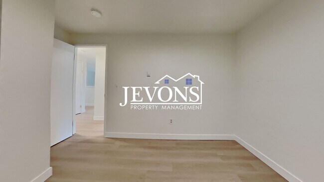 Building Photo - 2076 E 56th St