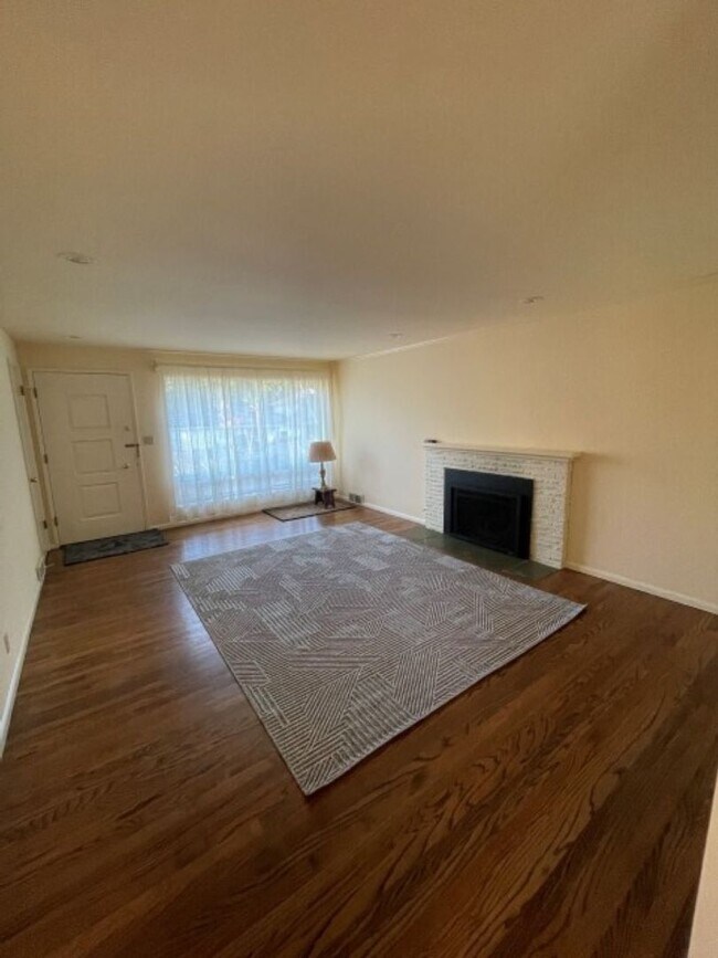 Building Photo - 3Bd/1.75Ba Shoreline House